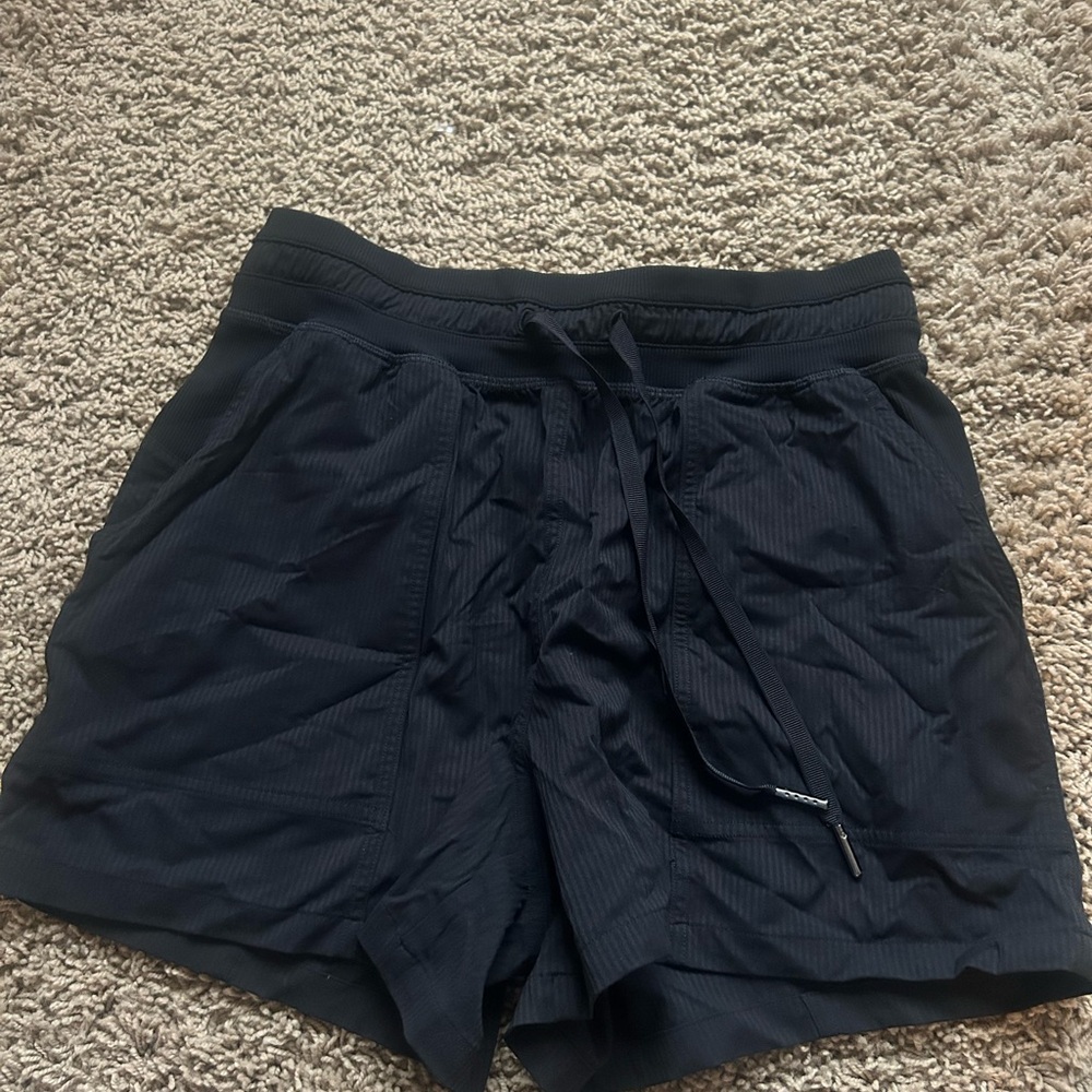 lululemon black dance studio shorts 3.5”
only worn a few times!!